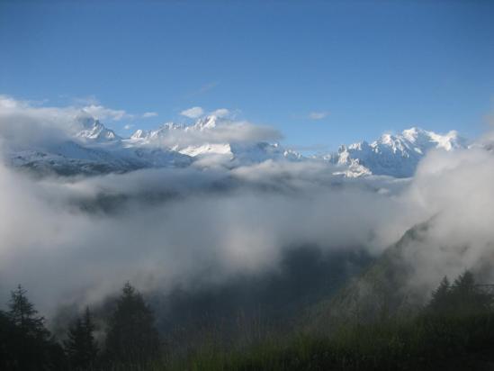 La vallée de Chamionix sous les nuages vue depuis le lac Emosson