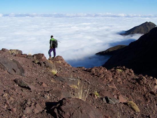 Mer de nuages au-dessus de la plaine du Haouz vue depuis l'itinéraire d'ascension au Tazaghart