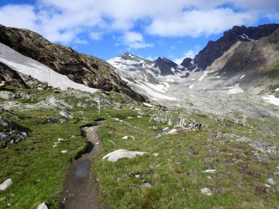 Au fond du vallon de droite, la Becca Traversière et le col de Bassac Deré