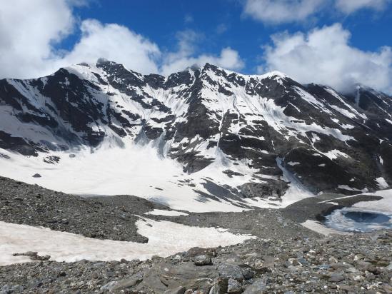 Descente du col de Bassac Deré en bordure du glacier de Glairetta avec en ce Grande et Petite Sassière