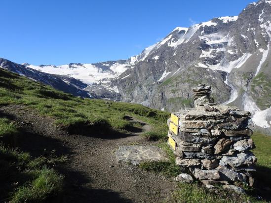 Le fond de la vallée de la Doire de Valgrisenche (glacier de Glairetta et Grande Sassière) vu depuis le sentier-balcon