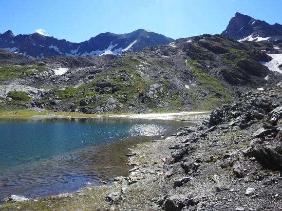 Au lac Saint-Martin avec la Pointe Traversière à l'arrière-plan