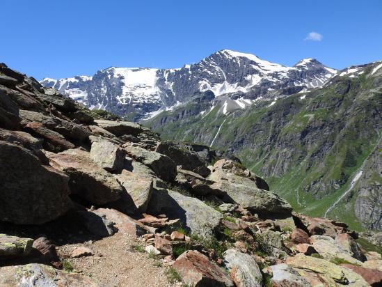 Sur le sentier-balcon au niveau des rochers effondrés, vue arrière sur la Plate des Chamois et la pointe Mines