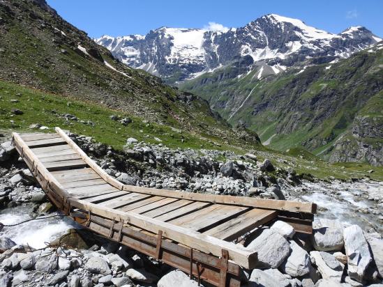 La passerelle du torrent de Tsalé (à l'arrière, Plate des Chamois et Pointe Mines)