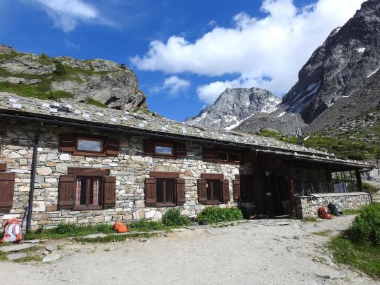 Au refuge de l'Epée (au fond, la pointe de Rabuigne)