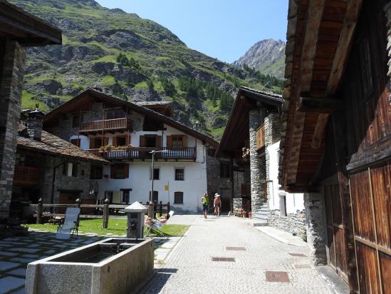 Dans les ruelles du hameau de Bruil