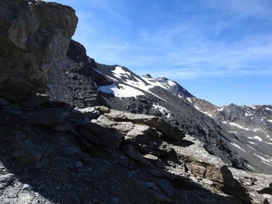 Au-dessus de la dalle schisteuse, on peut prendre le temps de regarder le panorama sur la cime de l'Entrelor