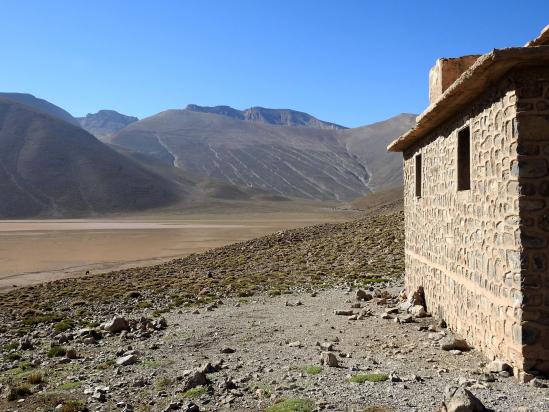 Sur le plateau du lac d'Izoughar (à l'arrière, les sommets orientaux du Ouaougoulzat)