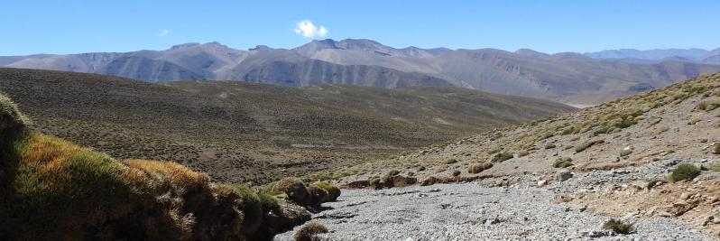 Depuis le col à 2860m, vue arrière sur les deux crêtes du Ouaougoulzat à gauche et du M'Goun au fond à droite