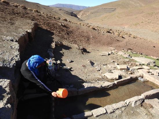 Abdou puisant de l'eau à la source de Mdint Jdid, là encore, la seule à des kilomètres à la ronde...