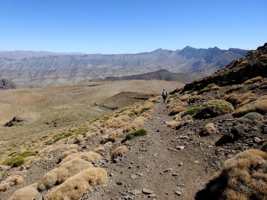 A l'approche de la cuvette de Taghia (au fond, plateau du Kouçer et djbel Timghazine)