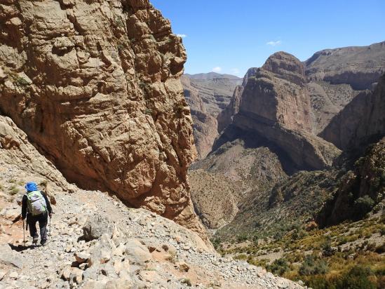 Sur le sentier du tire-bouchon à belle hauteur encore du fond du cirque de Taghia