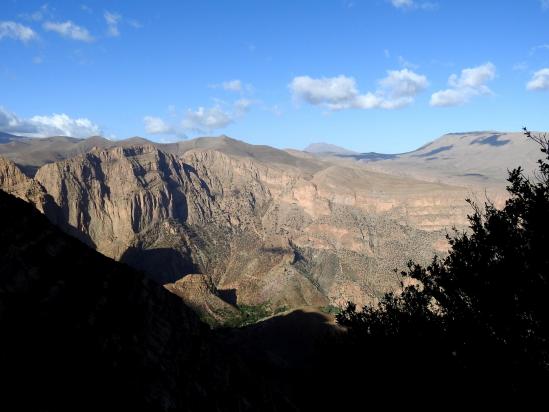 Lever de soleil sur les falaises occidentales du cirque de Taghai au sein desquelles se trouve le sentier du tire-bouchon