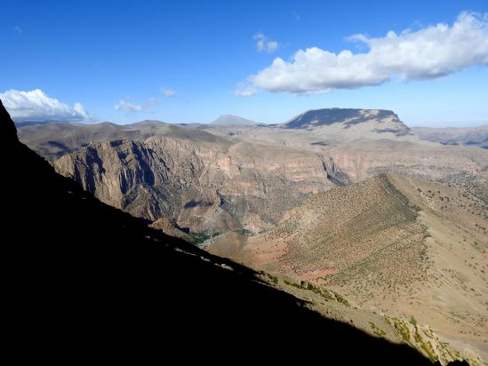 Sur le sentier d'ascension au sommet du djbel Timghazine (djbel Aroudane et Azourki)