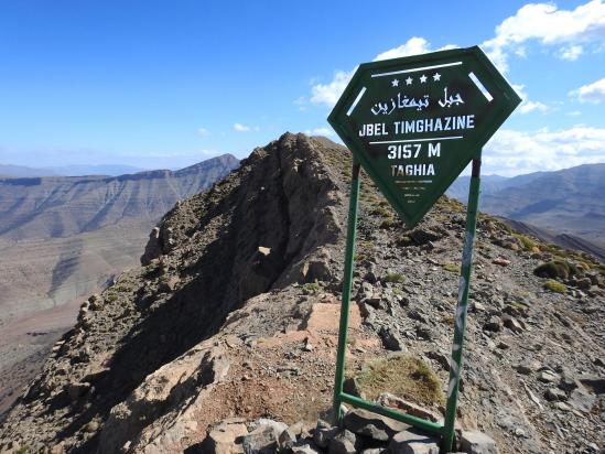 Au sommet du djbel Timghazine à 3157m (au fond, le plateau du Kouçer)