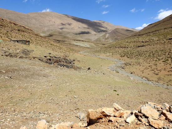 Le carreau de la mine de Bou Ighlaln au pied du djbel Timghazine