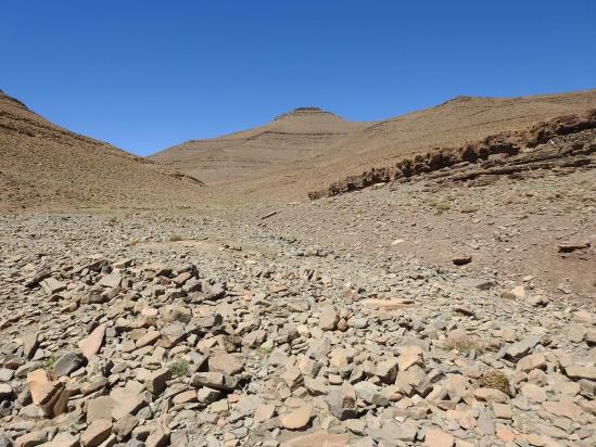 Aux sources de l'asif Imejdag avec le tizi n'Igourane en arrière-plan