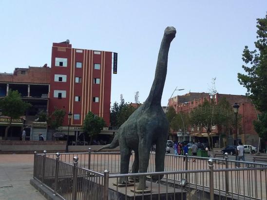 De passage à Azilal, statue de dinosaure pour rappeler la présence d'un géoparc