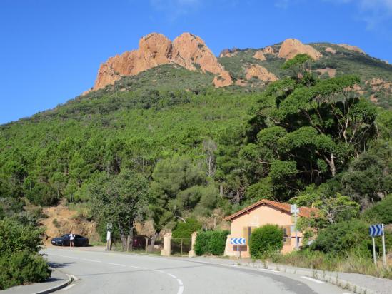 Au départ de la randonnée au pied du Rocher du Cap Roux