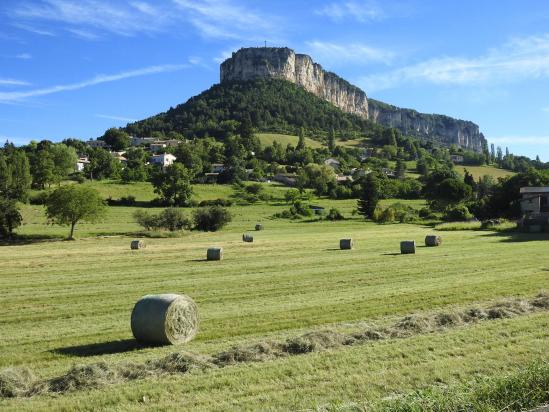 En remontant la Gervanne en voiture, passage à Plan-de-Baix dominé par le plateau du Vellan