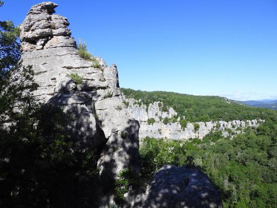 Belvédère sur les falaises des gorges du Chassezac depuis le chaos rocheux de la Presqu'île