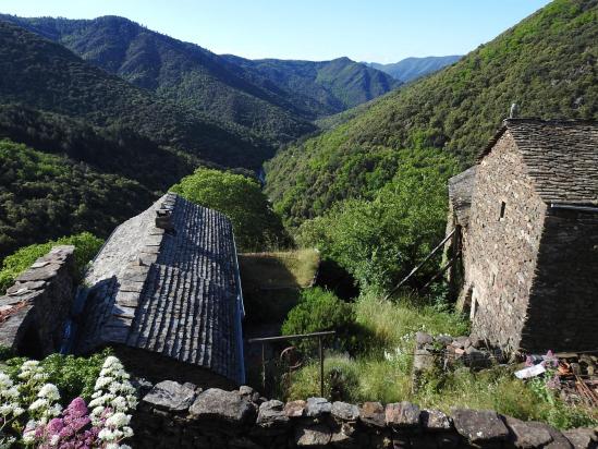 La vallée du ruisseau de Thines vue depuis les escaliers d'accès à l'église Notre-Dame