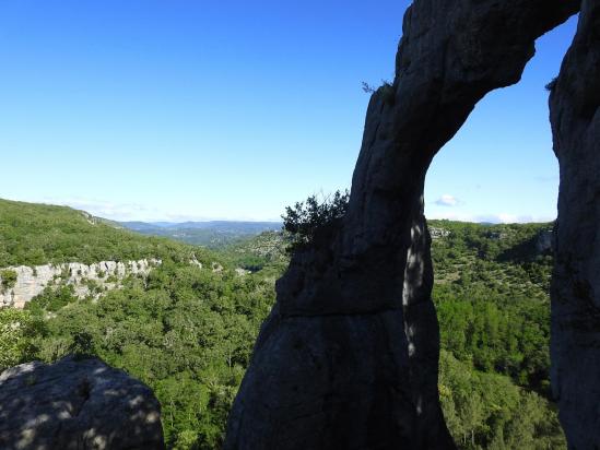 L'arche du belvédère sur les falaises des gorges du Chassezac en bord du chaos rocheux de la Presqu'île