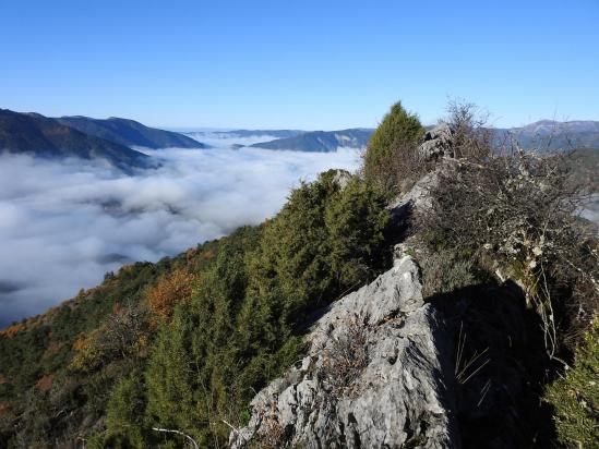 La vallée de la Drôme dans le brouillard vue depuis le belvédère du col de Villard