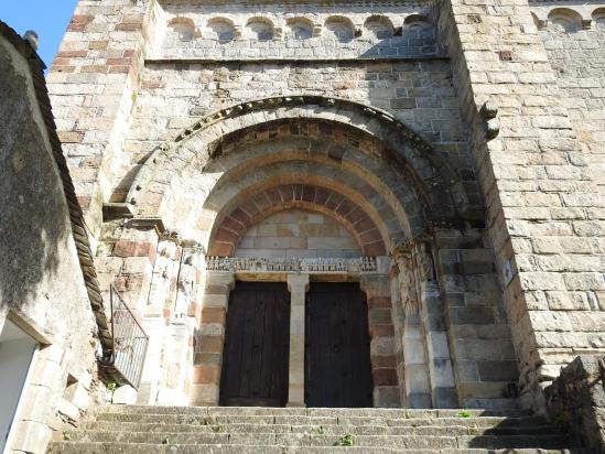 Le porche de l'église Notre-Dame de Thines