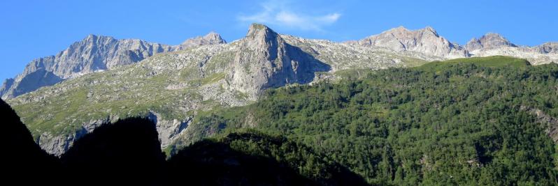 Le Pic d'Espingo au-dessus du lac d'Oô