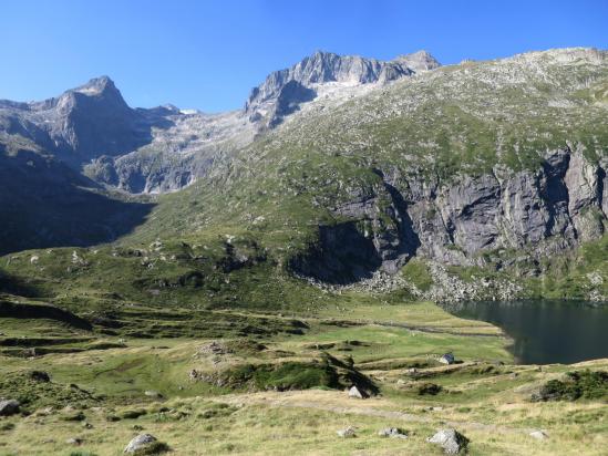 Le cirque d'Espingo et au fond celui du lac Gelé