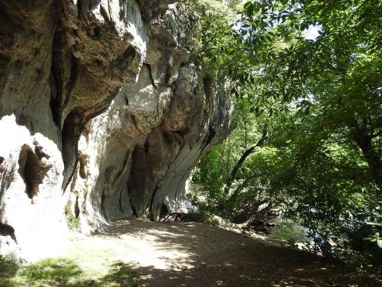 Les falaises surplombantes en bordure du Chassezac, haut lieu de la varappe