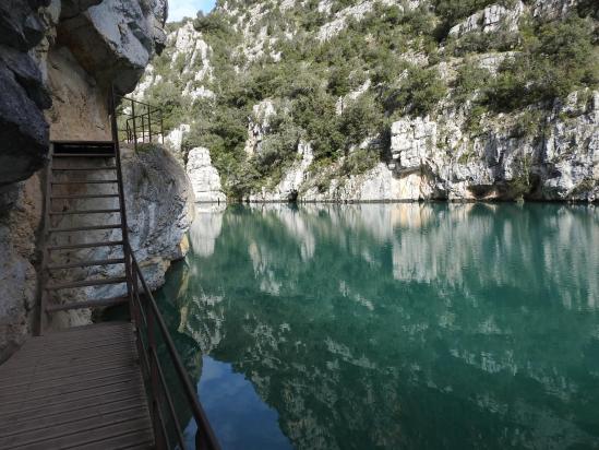 Dans la première partie du sentier des basses gorges du Verdon