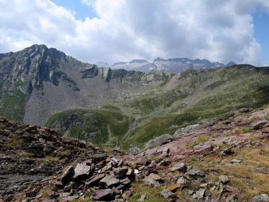 Depuis le Soum de l'Escalette vue sur le Tuc de Bargues et au fond le massif de la Maladeta