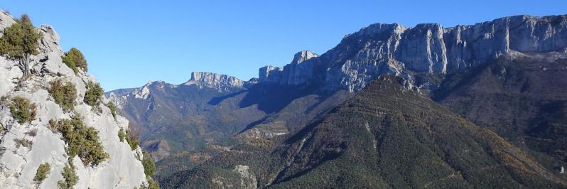 Vue panoramique depuis le Pas de Sagatte sur les remparts W des hauts plateaux du Vercors