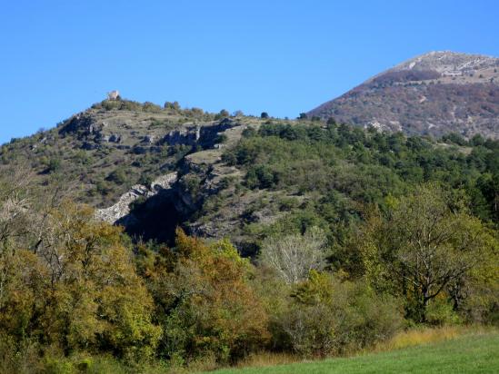 Au hameau de Guerre, vue sur la tour de Bézaudun et le Grand-Delmas