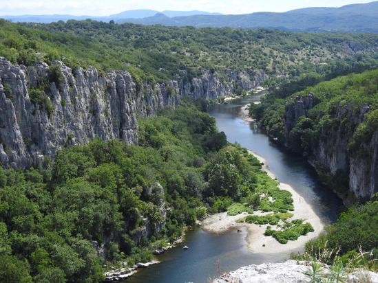 Vue de l'aval du Chassezac depuis le belvédère à la sortie des gorges