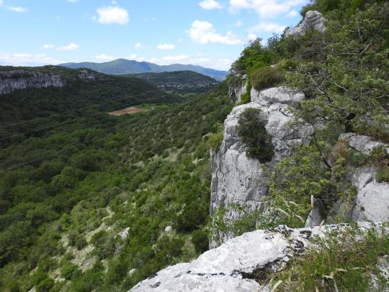 Sur le rebord de la falaise en haut du cirque de l'Endieu