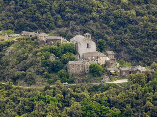 Vue sur le village des Thines depuis le sentier de descente vers le pont de Roussel