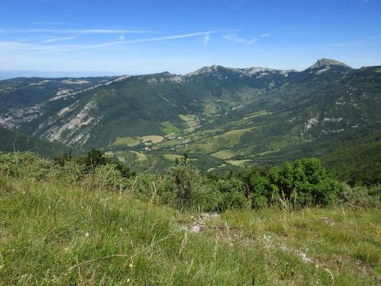 Au sommet du Bec Pointu, vue sur la haute vallée de la Gervanne avec les rochers de la Sausse, le col de la Bataille et le roc de Toulau)