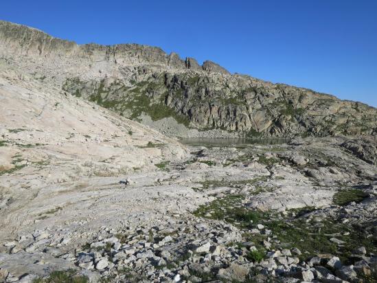 Sur le plateau de lapiaz un peu à gauche du lac supérieur de l'Escaleta