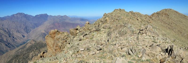 Depuis la crête occidentale de l'adrar Meltsène, on dispose d'une large vue sur le massif du Toubkal