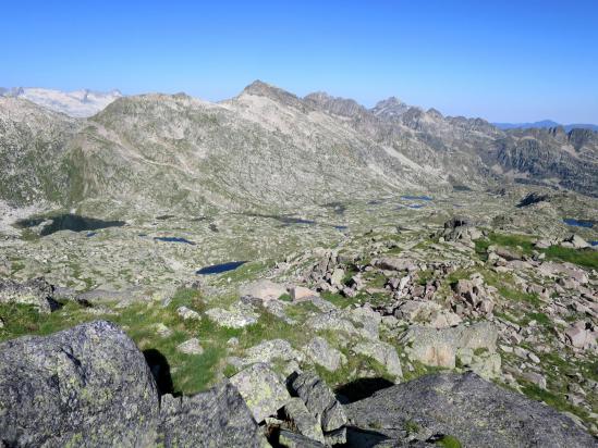 Un large panorama sur la plateau des lacs depuis le sommet du coth de Podo