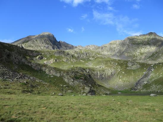 Au bivouac de Estanyets de Tartera, vue en fond de plateau sur le Pic de Tartera et le Mont-Rouch de France