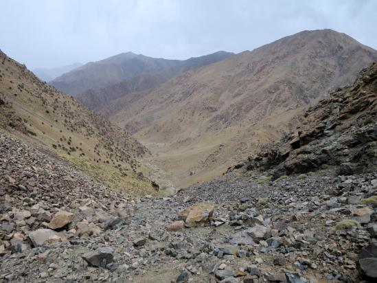 Dans l'ascension du tizi n'Oumchichka (vue arrière de la vallée de l'assif n'Oufra)