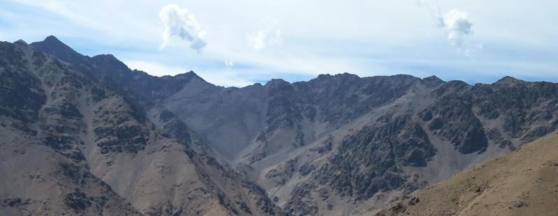 Depuis le sentier de descente du tizi n'Ourai, panoramique du Toubkal à gauche au Tichki à droite